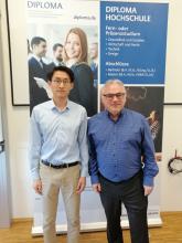 Student Zhou mit Professor Dr. Namokel