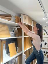 Karina Michaelis begutachtet die Werkstoffe der Materialbibliothek
