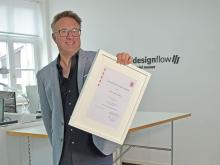 Professor Daniel Nusser zeigt seine Berufungsurkunde