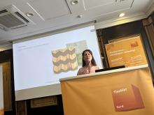 Karina Michaelis steht am Rednerpult und stellt den Studiengang Craft Design vor
