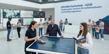 Menschen besprechen Einsatzplanung im Katastrophenschutz